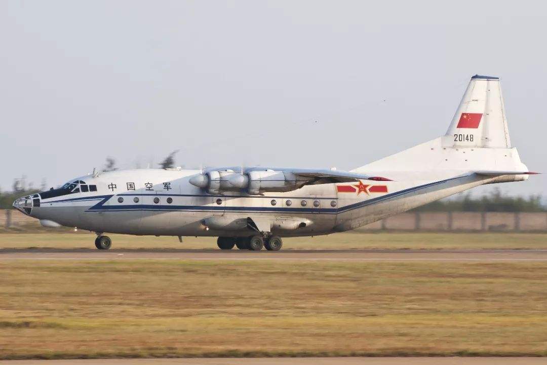 運-8運輸機(jī)用的8號潤滑油和20潤滑油的混合物